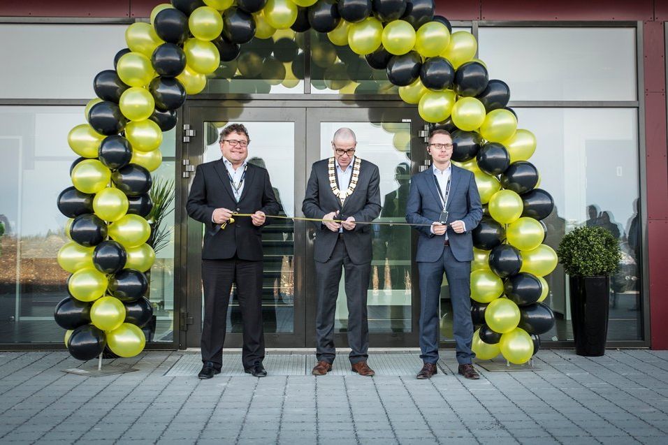 Fra åpningen av nybygget på Jessheim i fjor med Ullensakers ordfører Tom Staahle (i midten), flankert av eierne Kåre Høytomt og Eirik Tyrihjell.