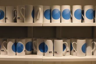 NRK Østlandssendingens kaffekopper.