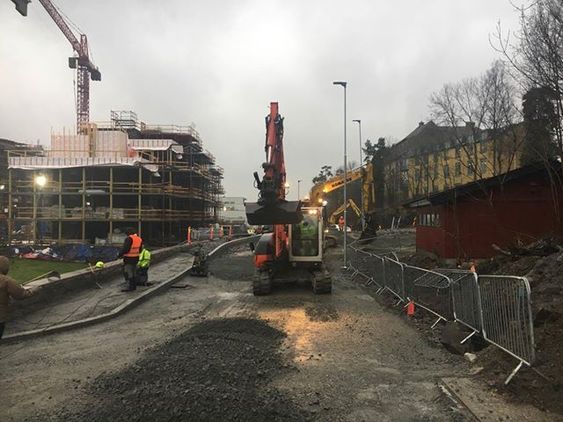 INGEN GJERDER: Som du ser på dette bildet, er sikkerhetsgjerdene fjernet. Skjerven Johansen og barna måtte krabbe under gravemaskingrabben i arbeid.