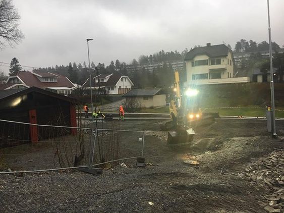 SKOLEVEI: Barna bruker Ormerudveien som skolevei. Maskinene jobber i området med de nye byggeprosjektene.
