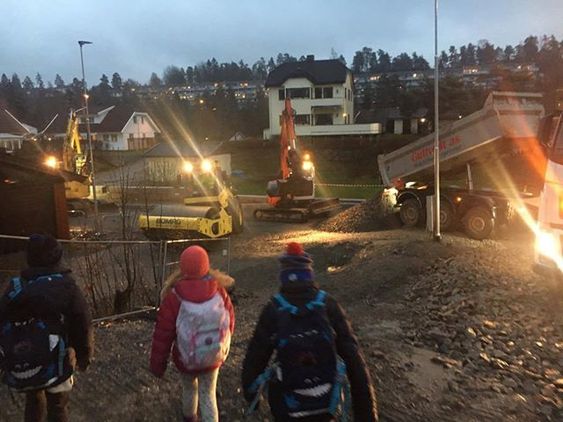SKOLEVEI: Barna bruker Ormerudveien som skolevei. Maskinene jobber i området med de nye byggeprosjektene.