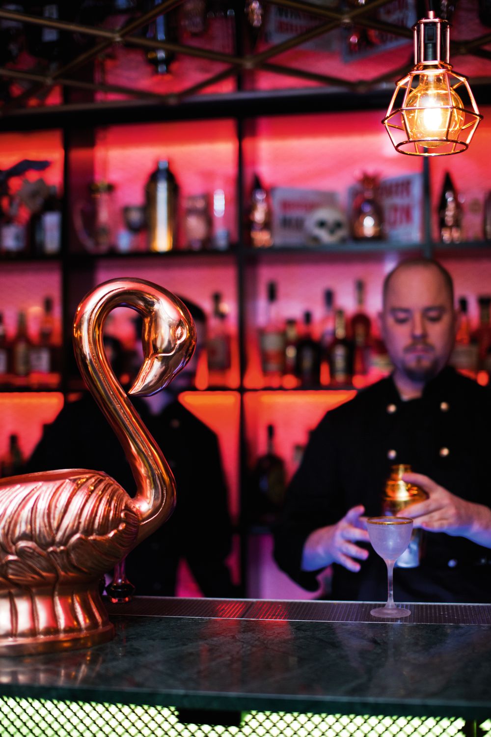 Chris Grøtvedt legger siste hånd på en av de hedonistiske drinkene på *ism.