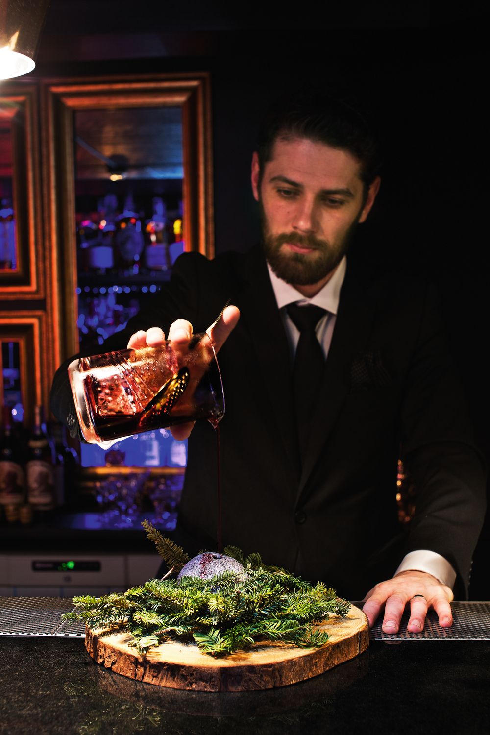 Slavomir Kytka serverer Deforestation som består av tequila, mezcal, rødbetesaft, trøffelhonning, Fernet og sherry px.