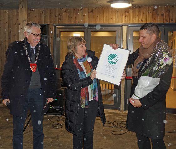 Det endelig beviset for at boligprosjektet er svanemerket overrekkes. Fra venstre ser vi ordfører i Spydeberg kommune Petter Schou, Anita Winsnes som er direktør i Svanemerket, og Jørn Regin Jaucis i Askim Entreprenør.