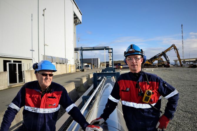 Gassrøret: Ved full drift brukte gasskraftverket 600 millioner Sm3 naturgass. Gassen kom inn gjennom dette røret. Fra venstre administrerende direktør i Naturkraft, Bjarne Midtun Hervik og Sølve Haavardsholm som er innleid konsulent.