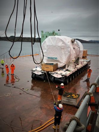 Uviss skjebne: Gassturbinen gjøres klar for å bli heist om bord i et større skip som skal sørge for transport til Hamburg. Turbinens videre skjebne er uklar.