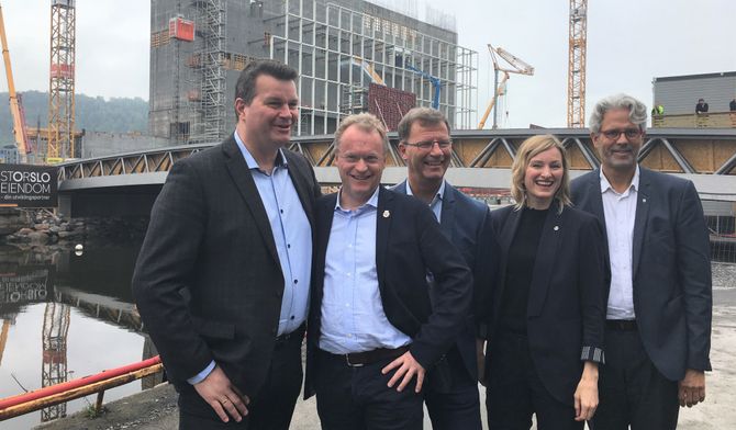 Uttalt stolte over de nye kravene rettet mot bygg- og anleggsbransjen i Oslo. Fra venstre: Hans-Christian Gabrielsen (LO-leder), Raymond Johansen (byrådsleder, Oslo), Robert Steen (finansbyråd, Oslo), Inga Marte Thorkildsen (eldrebyråd, Oslo) og Jon Sandnes (adm. Dir. Byggenæringens landsforening). Foto: Christina Gulbrandsen