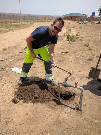 - Å komme som ingeniør til Zimbabwe gjorde at vi ble sett opp til, sier Mathias Espeland. Foto: Privat
