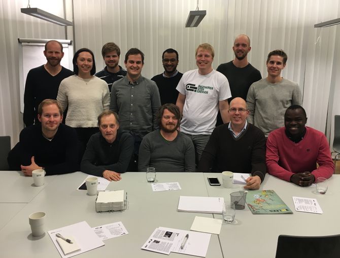 Denne gjengen er opptatt av hva de kan bidra med for andre gjennom Ingeniører uten grenser. Bak fra venstre: Erik Sundheim, Halvor Myhrvold, Omar Samy Gamal og Mats Kahlstrøm. Midterste rekke fra venstre: Viktoria Røsjø, Mathias Espeland, Emanuel Rygg og Sigmund Rimstad. Foran fra venstre: Leiv Erik Ødegaard, Asbjørn Lie, Jan Olav Larssen, Ola Mannsåker og Lameck Omolo. Foto: Christina Gulbrandsen