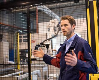 - Norsk industri er høyst levende, sier Thomas Wasenden, produksjonssjef for Neuman Aluminium Raufoss. Foto: Christina Gulbrandsen