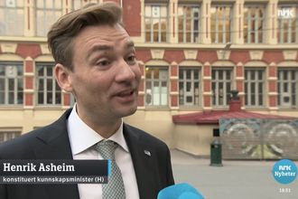 Innfrir Østlandssendingens reportasje om Den franske skolen punkt 3.2 i Vær Varsom-plakaten om å være kritisk i valg av kilder? Se reportasjen og døm selv.