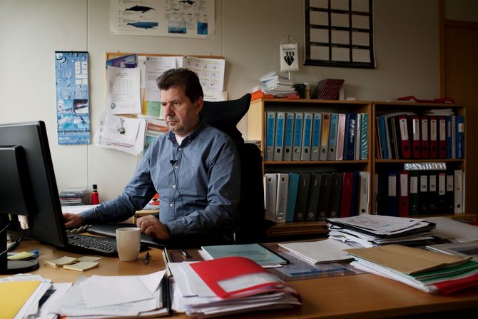 Hvis Tom Ragnar Pedersen starter dagen tidlig får han en liten rolig stund før telefonen begynner å pipe. (Foto: Aurora Hannisdal)