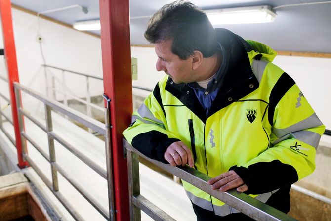 Tom Ragnar Pedersen sjekker at alt er som det skal på Røsts lille vannverk. (Foto: Aurora Hannisdal)