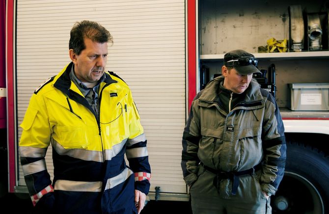 Røsts deltidsbrannmannskap prøver ut nytt utstyr. (Foto: Aurora Hannisdal)