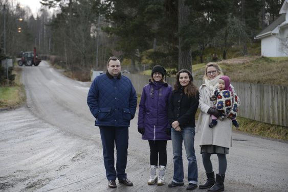 VENTER PÅ BUSSEN: Ordfører Thomas Sjøvold (f.v), Aina Lauvik, Maja S.K. Ratkje og Maria Alnæs, er fornøyde nå, men enda mer når bussene faktisk er på plass.