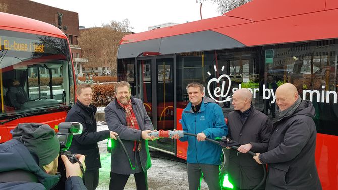 Det grønnes: I grønn belysning markerte fra venstre Atle Rønning i Norgesbuss, Ruters Bernt Reitan Jenssen, byrådssekretær Einar Wilhelsmsen, Jan Volsdal i Nobina og Øystein Svendsen i Unibuss starten på elektrifiseringen av busstilbudet i Oslo.
