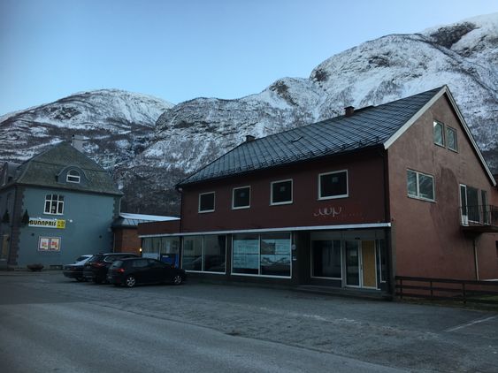 STOREVEGEN 28: Det raude huset attmed Bunnpris i Storevegen 28 skal verta bygd om og verta ein del av det nye burettslaget. I framtida vert det kvitt på farge, går det fram av teikningane til arkitektkontoret 4B.