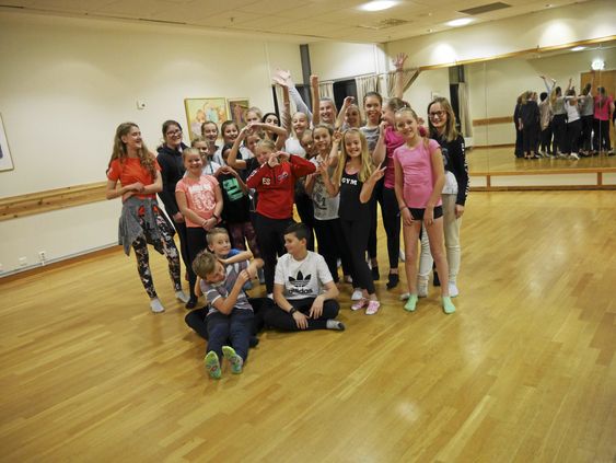 KLARE FOR AKSJON: Her ser du Liv Steens Ballettskoles elever på klassisk-partiet på torsdager, som øver så svetten pipler.