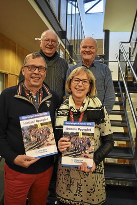 FORMIDLERNE: Her står noen av de som har stått bak årets Oppegård-kalender. Bak fra venstre står styreleder i Oppegård Historielag, Steinar Karlsrud. Så ser du Egil Wenger, som selv har vært aktiv idrettsmann, og fremme til venstre står Severin Breivik. Med seg har de biblioteksjef Aase-Liv Birkenes. Historielaget samarbeider godt med biblioteket for temamøter i felles regi.