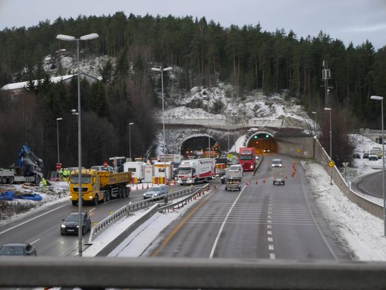 HER JOBBES DET: Det er mange i aksjon og mange køer i forbindelse med arbeidene i Nordbytunnelen.
