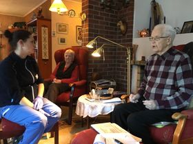 HUNDREÅRINGEN FORTEL: Arne Konrad Eldegard fortel om oppveksten ifrå gamle dagar. Heimehjelp Janne Kristin Bjørkum finn litt tid til å lytta. Det er dagen før slekt, vener og ordføraren skal koma innom huset og heidra han på hundreårsdagen.