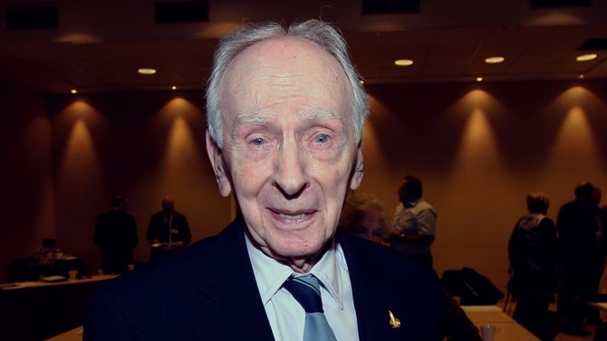 Eric Brown i 2012. Han har den i praksis uslåelige rekorden med å ha fløyet flest forskjellige fly. Hele 487 forskjellige flytyper står han oppført med i Guinness rekordbok. Og da teller for eksempel Spitfire, som ble laget i 24 versjoner og som Brown fløy de fleste av, kun som én flytype.