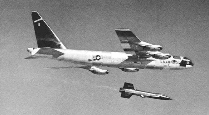 Et X-15 har nettopp blitt sluppet fra B-52-bæreflyet.