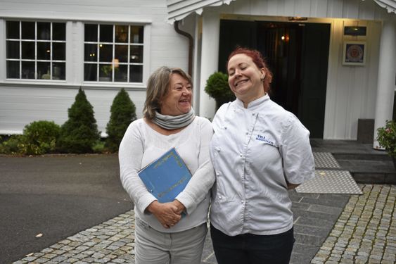 DELER OPPSKRIFTEN: Mor Mette Nordhagen og datter Mia Moberg Nordhagen elsker å lage kaker før jul på Villa Sandvigen. I år deler de sin fantastiske kakeoppskrift med våre lesere!