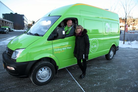 Sjåfør Kjell Arne Haugen og Hege Sagplass, miljøansvarlig i Posten og Bring. Den erfarne og stødige sjåføren Haugen skal teste Maxus EV80 i Oslo sentrum i desember/januar. Foto: Hans Kristian Barbø
