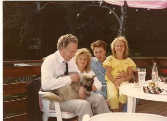 Familie: Sammen med pappa Tore, søsknene Siv og Tom, og deres første hund Cherie en gang i 1984 eller 85.