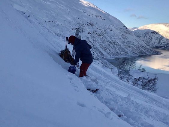 TEIKN I SNØEN: Det er tre klare signal på at skredfaren er høg. Er det spor etter tidligare skred i området, det snør kraftig, bles mykje og temperaturen stig kraftig vil dette vera eit tegn på at skredfaren er høg. Hører du drønn i snøen og ser skytande sprekkar er det òg klare faresignal.