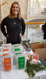 SELDE JULEKAFFI: Heidi Stevning var med og selde kaffi på Førjulsmoro i dag.