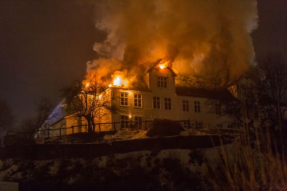 HEFTIG BRANN: Trass iherdig innsats frå eit mannskap på over 50 frå brannvesenet og Sivilforsvaret, var det ikkje mogleg å berga det ærverdige huset frå 1921.