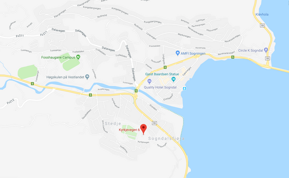 STEDJETUNET: Stedjetunet ligg på eit lite høgdedrag med utsyn over Sogndal sentrum, rett ved mellom anna Stedje kyrkje.
