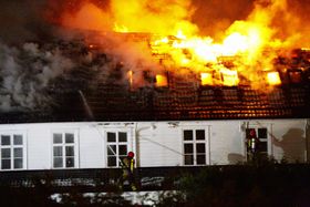 FLAMMEHAV: Dette biletet fortel det meste om kor voldsomt brannen herja i går kveld og i natt.