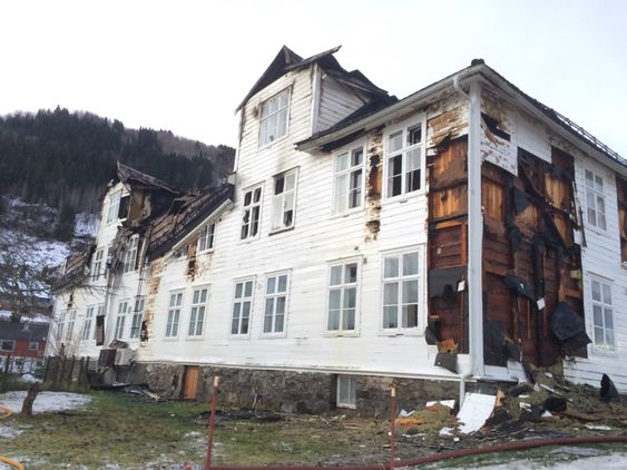 TOTALSKADA: Huset var den første aldersheimen i Sogndal då det vart bygd. Sidan har det fyllt fleire funksjonar og vore ein møteplass for eit breitt spekter av folk. Natt til søndag vart det ikkje mykje att etter brannen hadde herja.