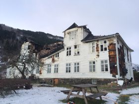 MÅ TRULEG RIVAST: Det ærverdige huset i på Stedje i Sognda er totalskada etter brannen.