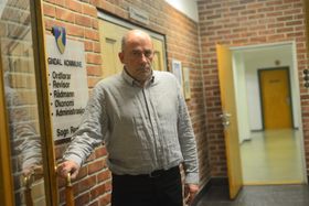 TRIST, MEN IMPONERT: Sogndal har mista eit kulturminne, i tillegg til fleire arbeidsplassar og ei barnehageavdeling. Ordførar Jarle Aarvoll er imponert over at det ikkje gjekk verre, med tanke på flammane som herja.