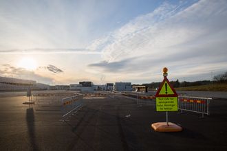 Den lukkede testbanen består av de samme hindringene som bussen vil møte på når den får lov til å kjøre i trafikk, og den førerløse bussen har vært testet her i flere hundre timer uten inngripen fra sjåfør.