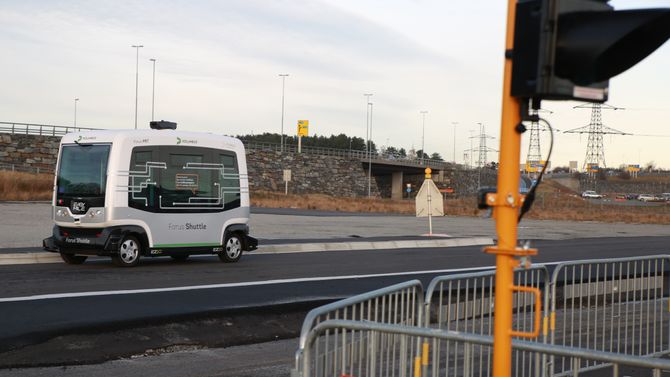 Ingen av de andre prosjektene i Norge er i nærheten av å teste førerløse busser på det nivået prosjektet på Forus i Stavanger er. De blir sannsynligvis først ut med å teste førerløs teknologi i trafikk i Norge, når loven trer i kraft på nyåret.