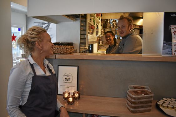 KLARE FOR KVELDEN? Gamle Tårnhuset restaurant er midt i den hektiske julebordsesongen som varer fra slutten av oktober til januar. Restaurantsjef Helene Jahren med soussjef Espen Granly (33) og lærling Ngoc-Tram Le (19).