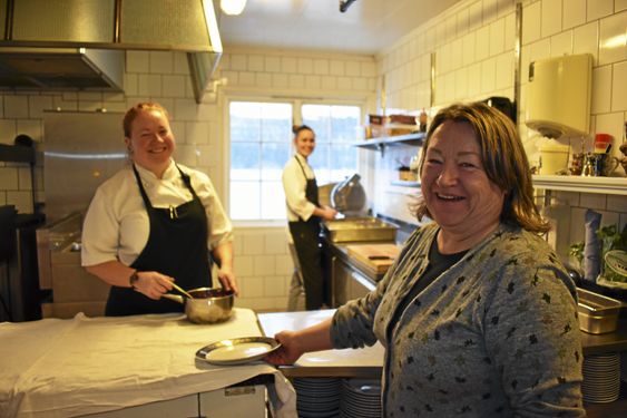 JULEBORD PÅ DEM ÓG: – Vi gleder oss veldig til vårt eget julebord! I år skal vi til Gamle Foss Gård i Oslo, sier Mia Moberg Nordhagen og Mette Moberg ved Villa Sandvigen. Bak står lærling Kristine Crosby (18).
