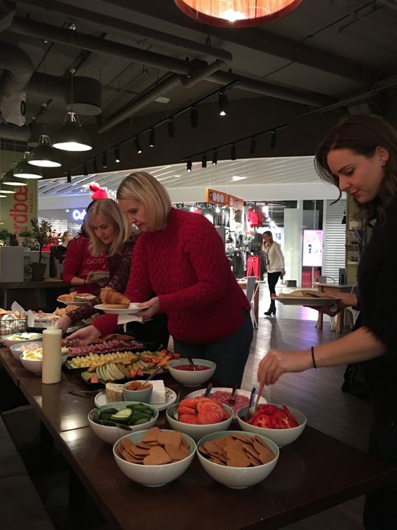 TUNNELFROKOST: Mandag ble tunnel-åpningen feiret med tunnel-frokost på senteret.
