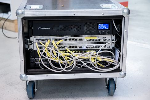 Hvis det er behov for trådløst nett et sted, i en begrenset tidsperiode, kan en slik boks enkelt rulles ut og rigges opp.