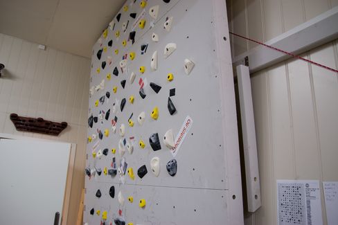 Snorlaus kan bidra med installasjon på krevende steder. Ikke rart de har en klatrevegg på kontoret.