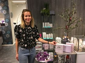 FÅTT INN NY LADNING: Passande nok hadde Frisørstova fått tilsendt ein ny ladning Elde-produkt same dagen som Vemund Eldegard vann fylkesprisen for unge gründerar. I øskjene på bordet er det tre kremar i éi pakke, og i glasmonteren bak står endå fleire Elde-produkt på kvar hylle.