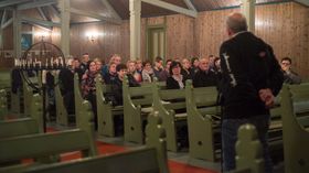 OPE KYRKJE: Ordførar Jarle Aarvoll talar til dei frammøtte på det opne møtet i Stedje kyrkje på måndag, dagen etter brannen i Stedjetunet.