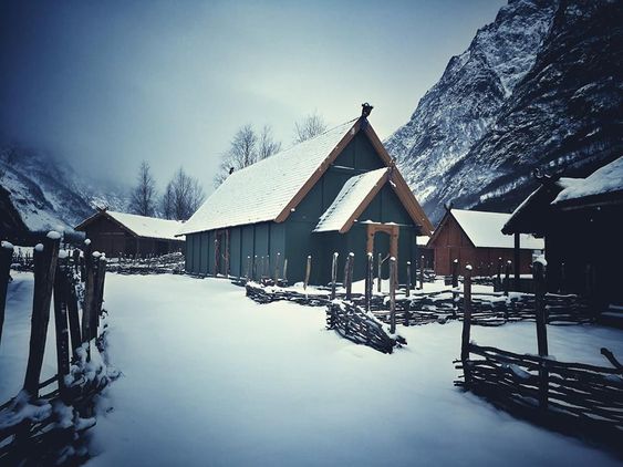 HISTORISK STEMNING: Vikinglandsbyen i Gudvangen tiltrekker folk frå heile verda som ønskjer å oppleva korleis vikingane levde.