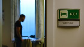 SJUKELEG PERFEKSJONISME: Under filmen får me vera med då Morel blir lagt inn med depresjon på Kronstad distriktspsykiatriske senter i Bergen. Eitt år seinare har han det langt betre.
