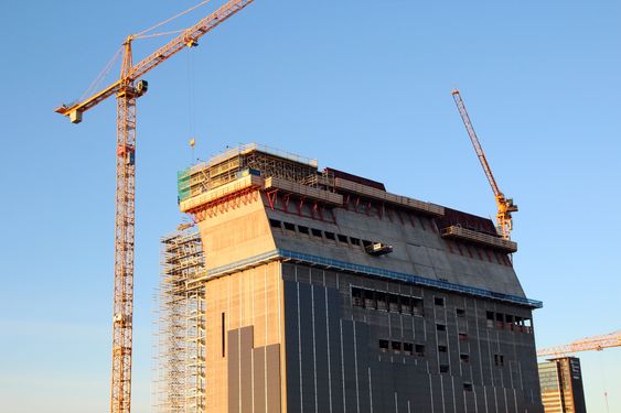 Oslo kommune er i ferd med å fullføre støpen av den spektakulære knekken på toppen av bygget, som skrår 20 grader mot vest.